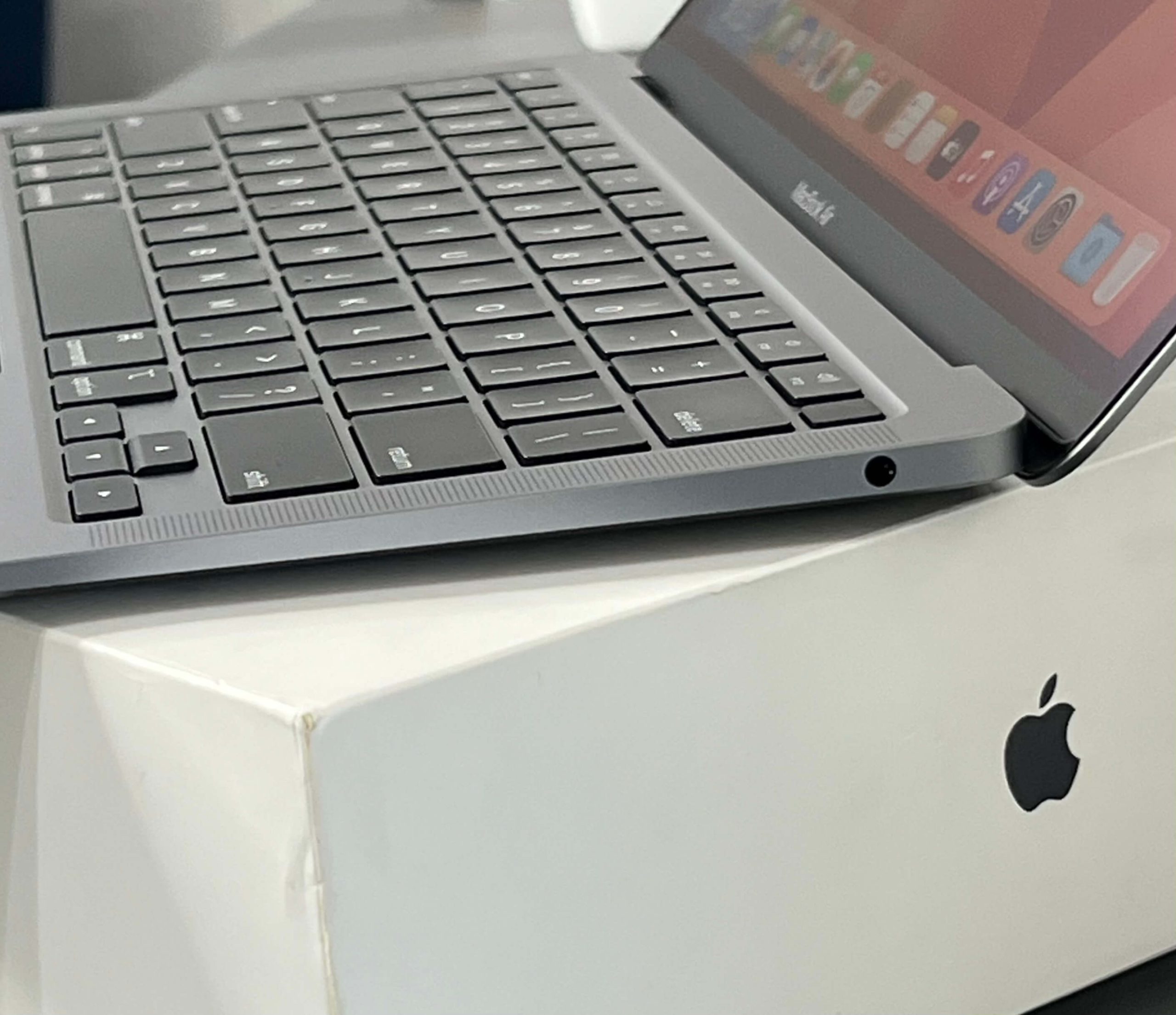MacBook Air M1 13” – 16GB RAM – 1TB SSD - Cor Cinza Espacial - Saúde de bateria: 🔋81%- (SEMINOVO) - Image 8