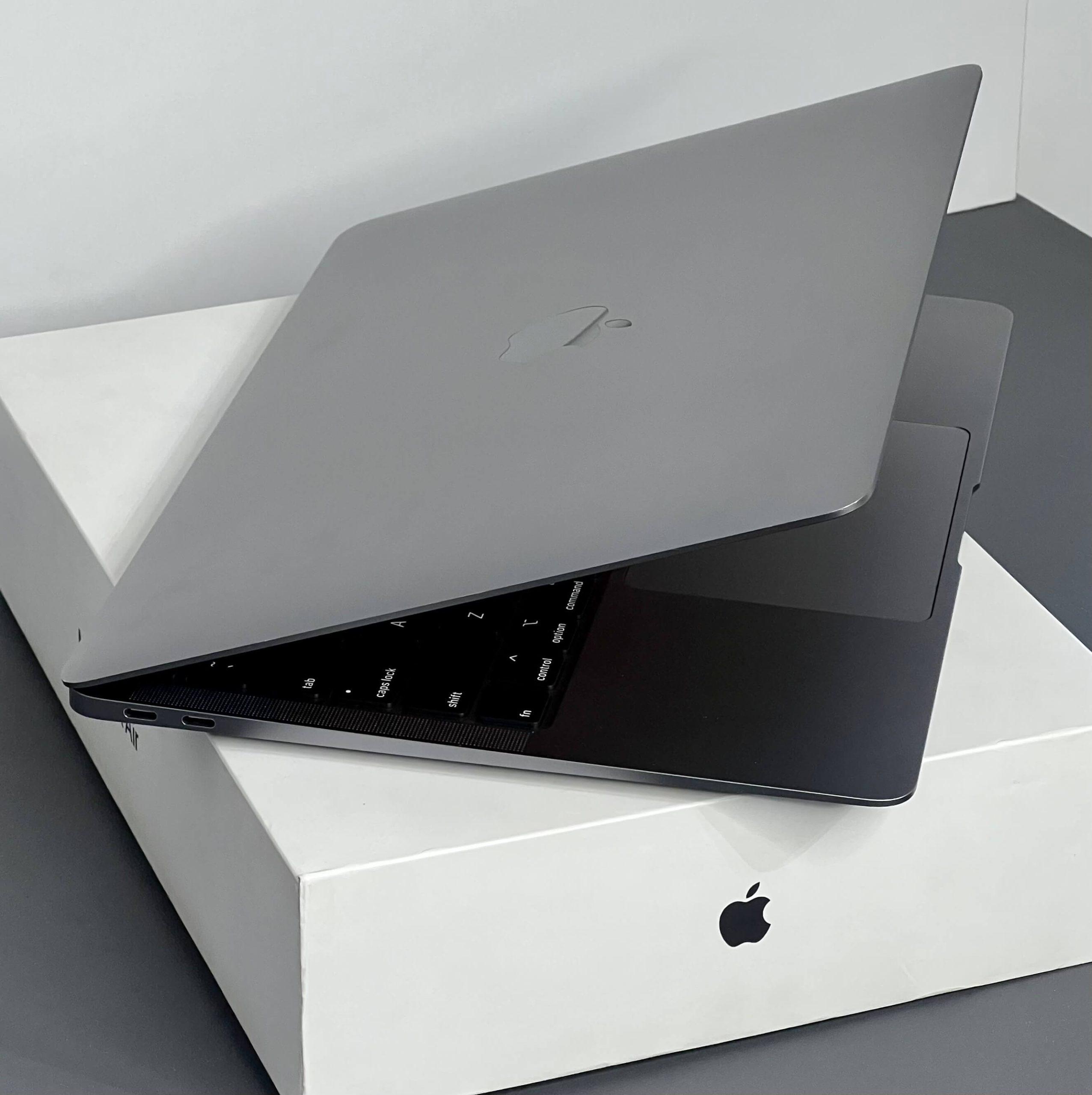 MacBook Air M1 13” – 16GB RAM – 1TB SSD - Cor Cinza Espacial - Saúde de bateria: 🔋81%- (SEMINOVO) - Image 2