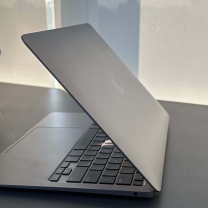 MacBook Air i3 13” – 8GB RAM – 256GB SSD - Cor Space Gray - (SEMINOVO) - Image 3