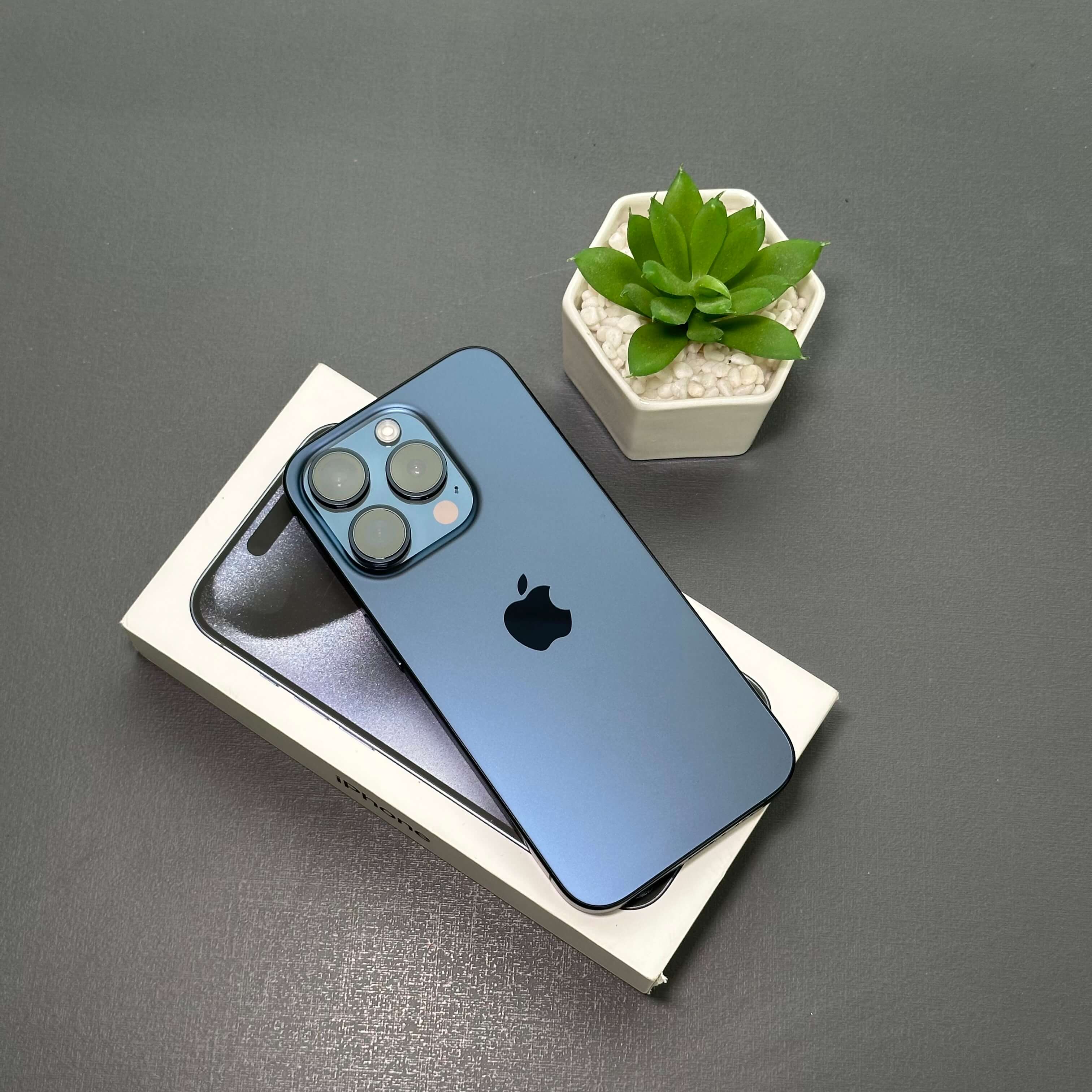 iPhone 15 Pro 256GB Titânio Azul - Saúde de bateria: 🔋85% - Tela de 6.1" - (SEMINOVO) - Image 2