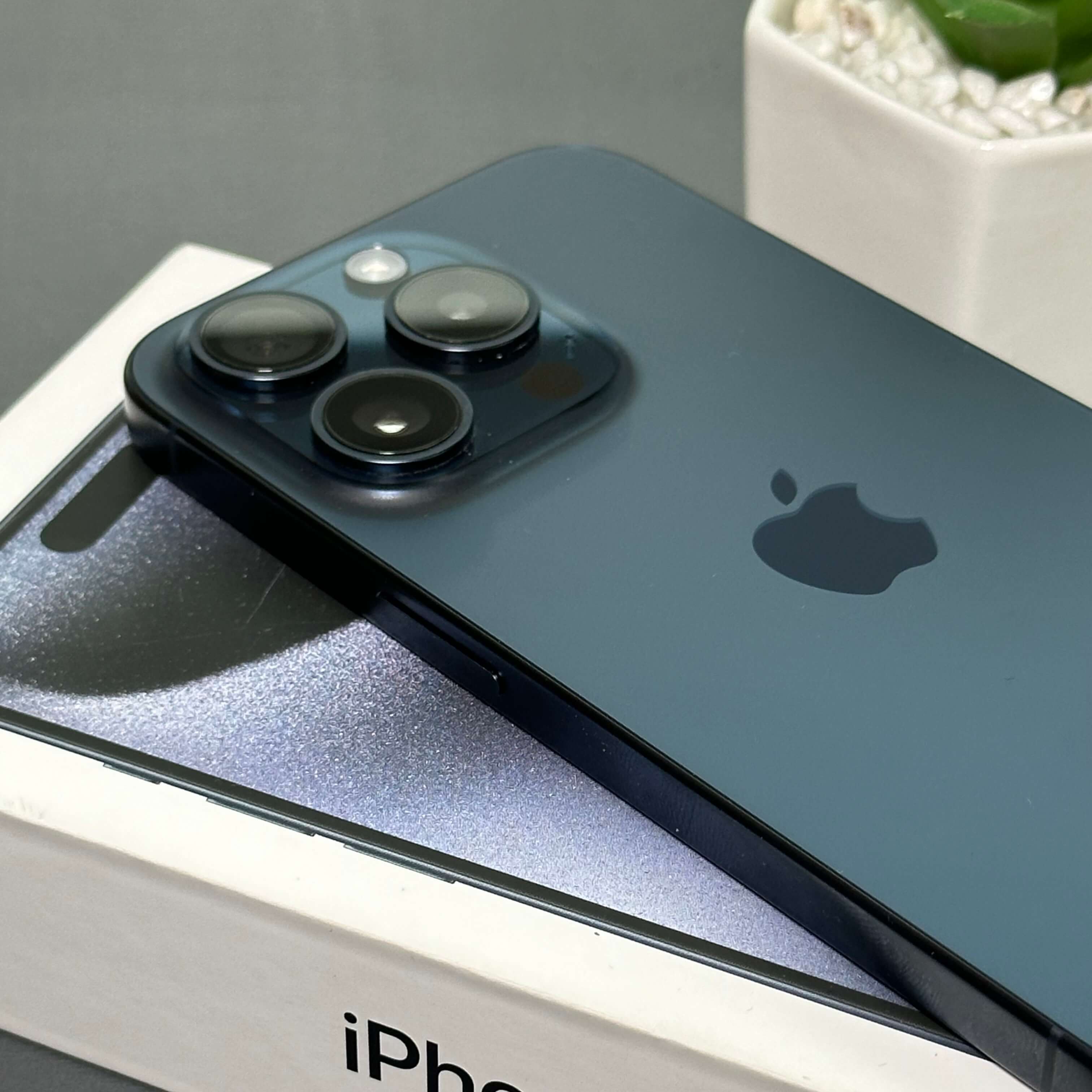 iPhone 15 Pro 256GB Titânio Azul - Saúde de bateria: 🔋85% - Tela de 6.1" - (SEMINOVO) - Image 3