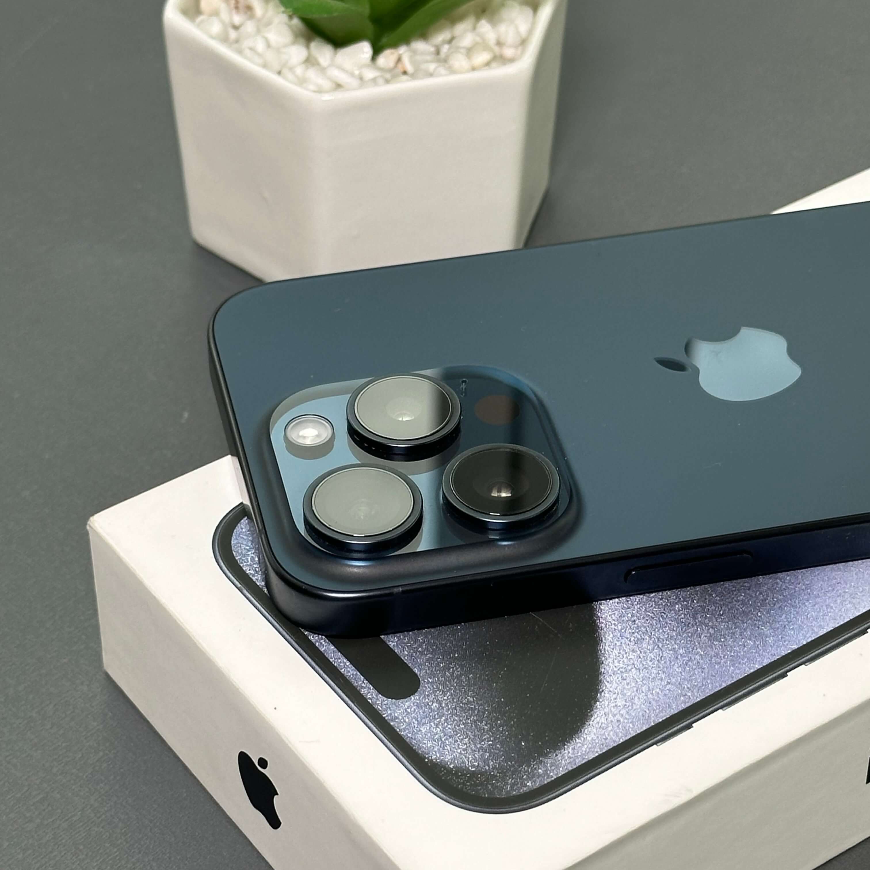 iPhone 15 Pro 256GB Titânio Azul - Saúde de bateria: 🔋85% - Tela de 6.1" - (SEMINOVO) - Image 4