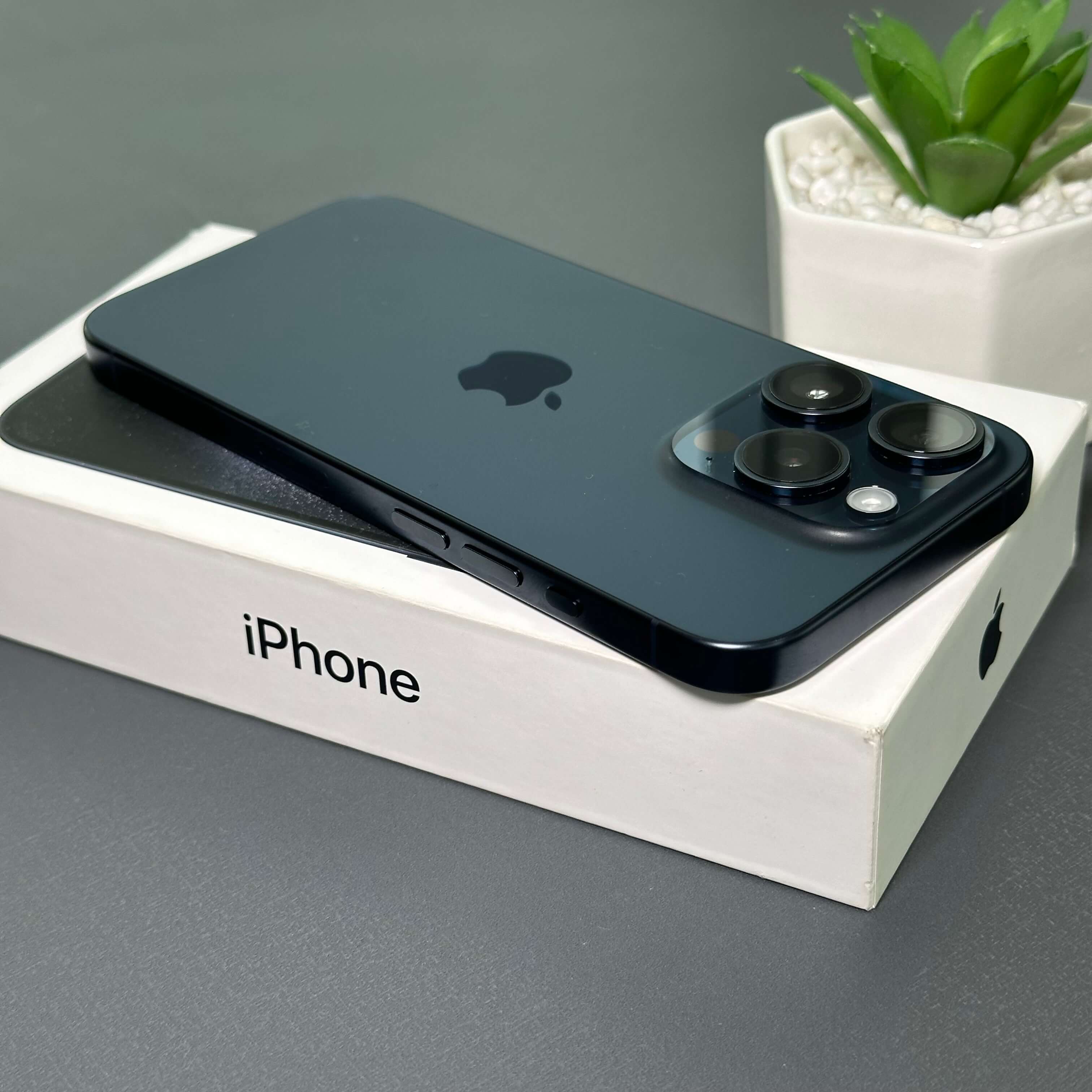 iPhone 15 Pro 256GB Titânio Azul - Saúde de bateria: 🔋85% - Tela de 6.1" - (SEMINOVO) - Image 8