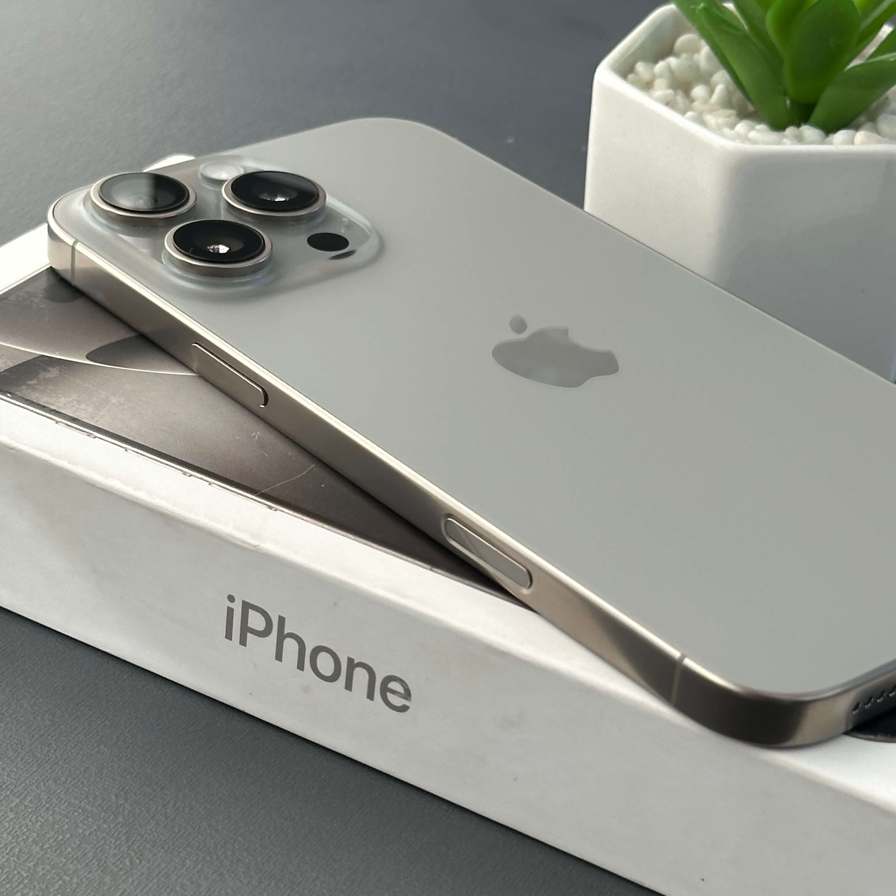 iPhone 16 Pro Max 256GB Titânio Natural - Saúde de bateria: 🔋90% - Tela de 6.9" - (SEMINOVO) - Image 3