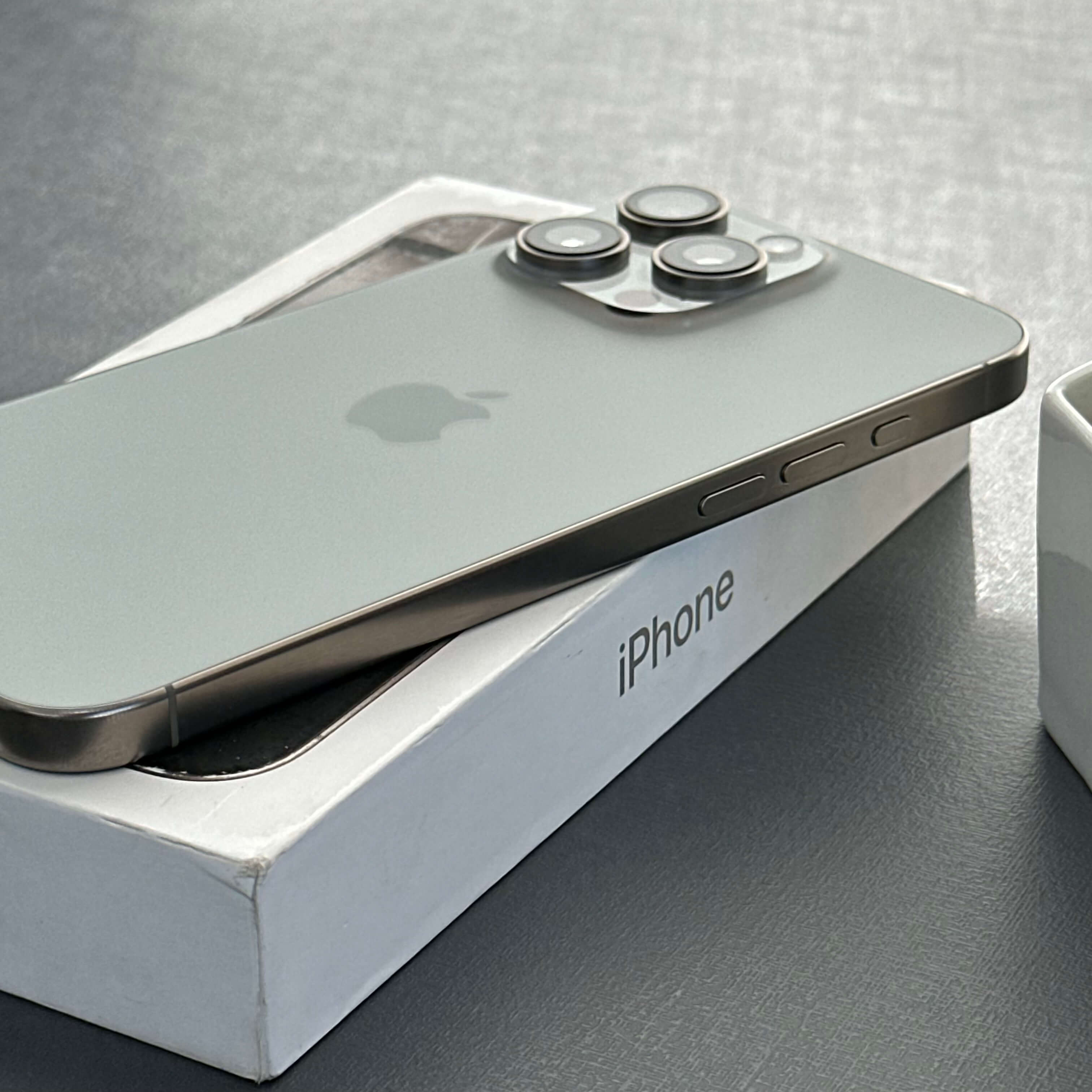 iPhone 16 Pro Max 256GB Titânio Natural - Saúde de bateria: 🔋90% - Tela de 6.9" - (SEMINOVO) - Image 5