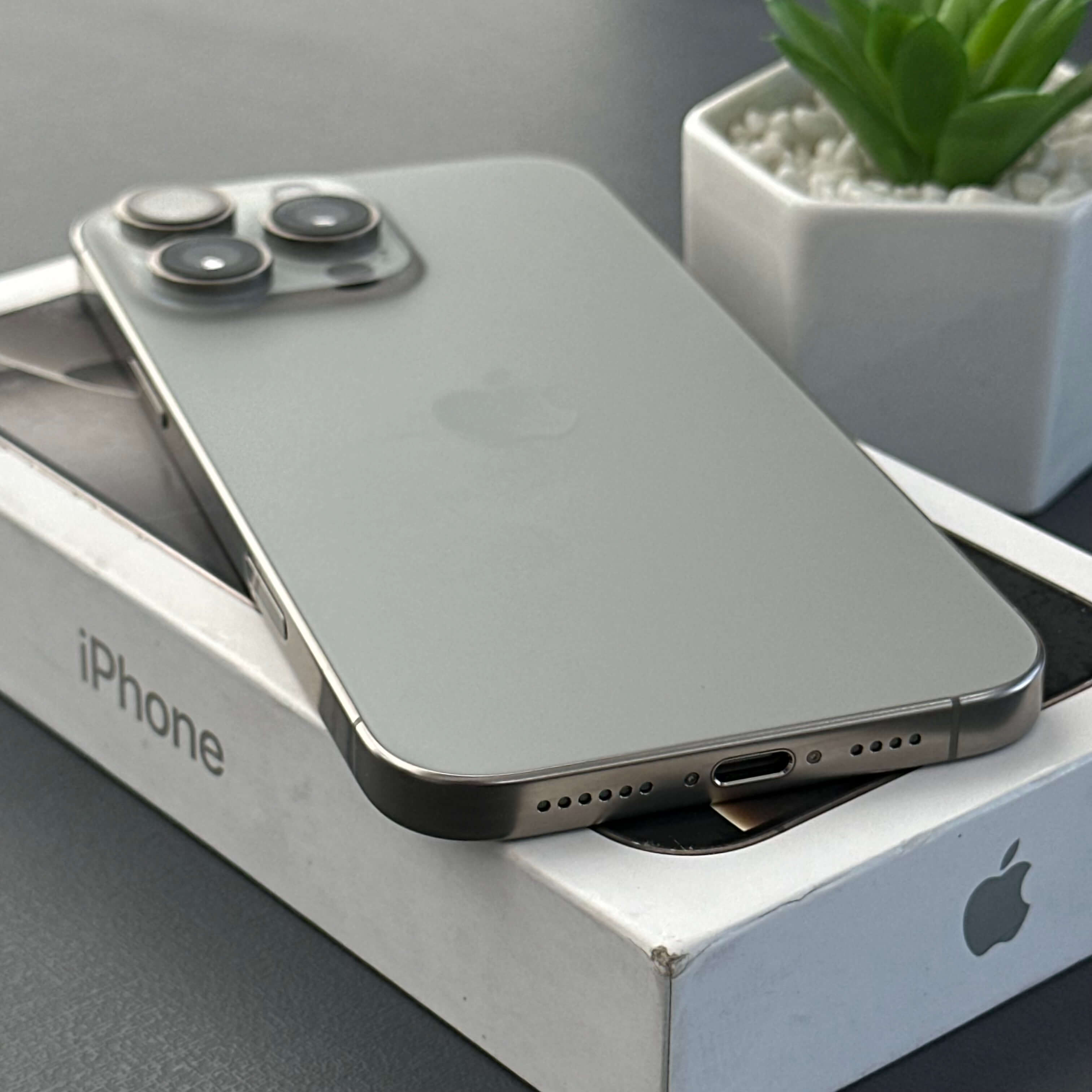 iPhone 16 Pro Max 256GB Titânio Natural - Saúde de bateria: 🔋90% - Tela de 6.9" - (SEMINOVO) - Image 6