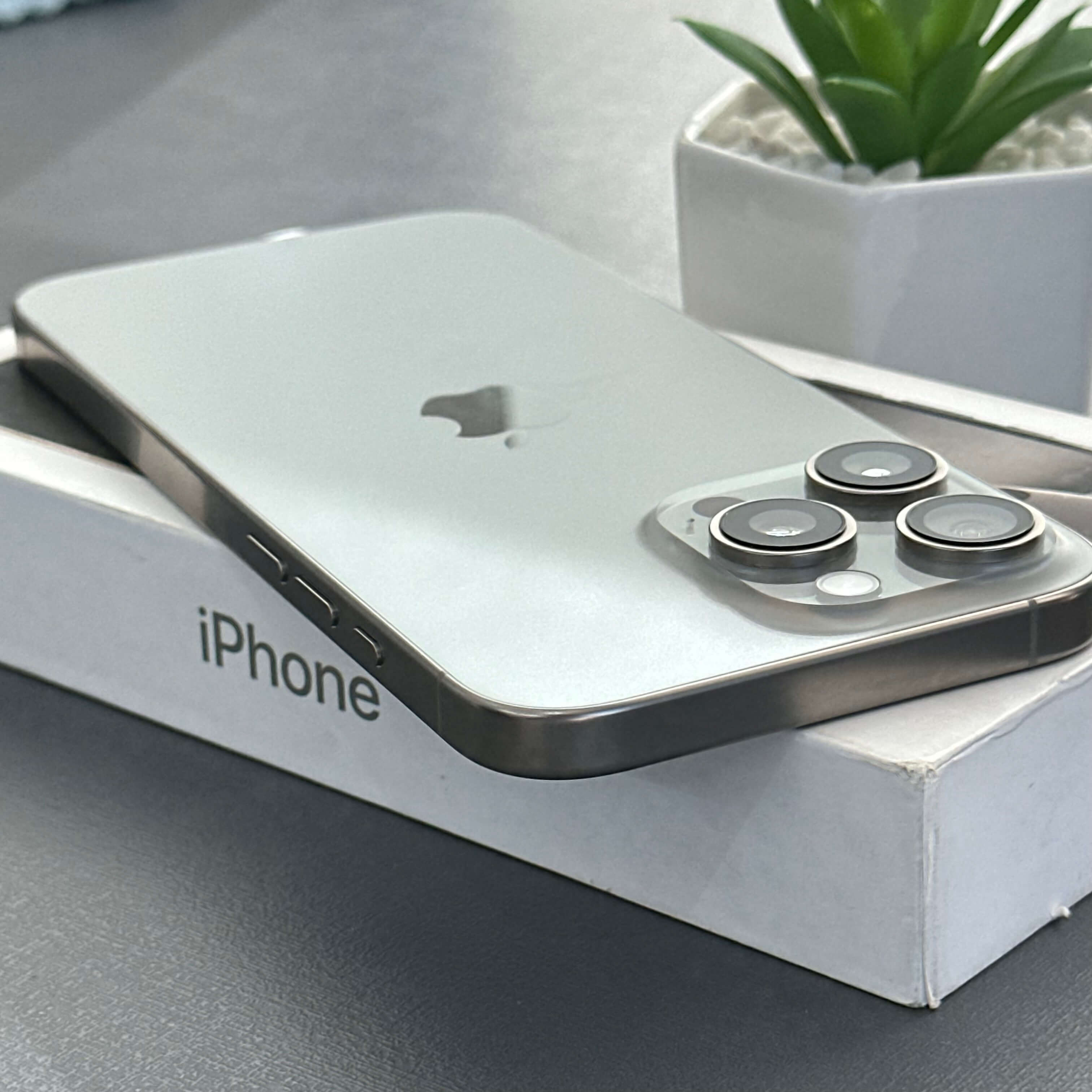 iPhone 16 Pro Max 256GB Titânio Natural - Saúde de bateria: 🔋90% - Tela de 6.9" - (SEMINOVO) - Image 7