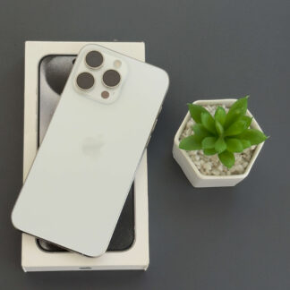iPhone 15 Pro Max 256GB Titânio Branco - 🔋84% – Tela de 6.7″ – (SEMINOVO)