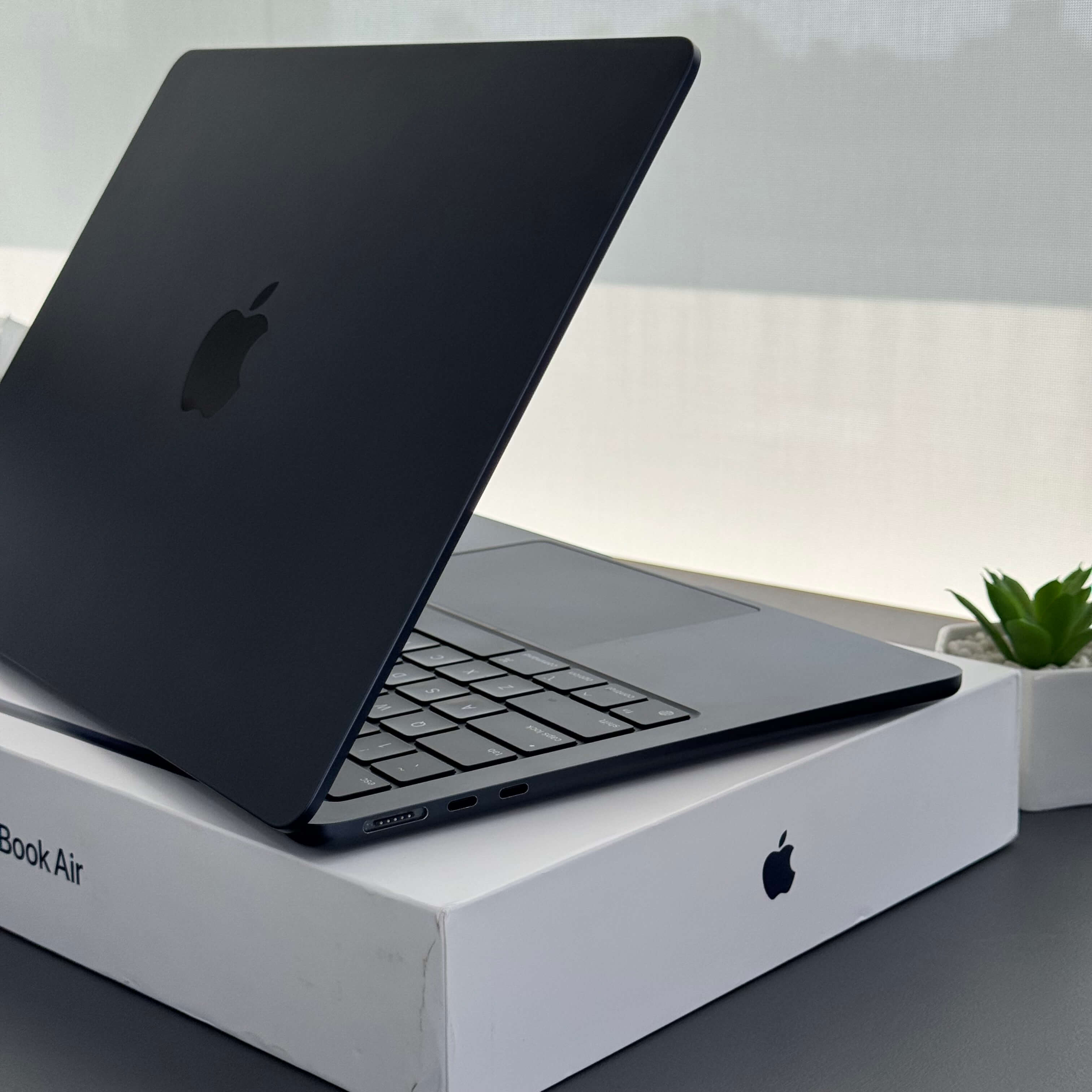 MacBook Air M2 13” – 8GB RAM – 256GB SSD - Saúde de bateria: 🔋86% - Midnight - (SEMINOVO) - Image 3