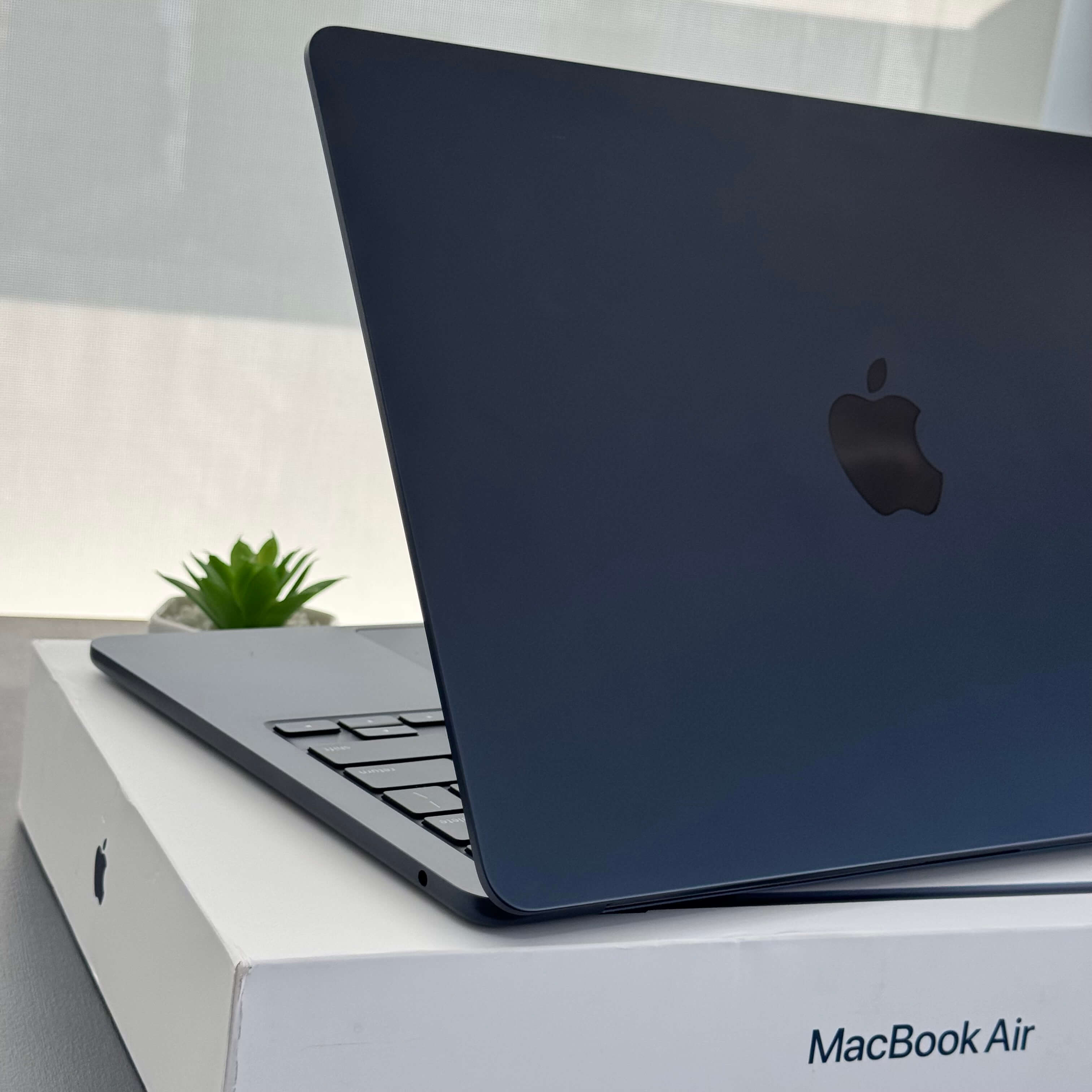 MacBook Air M2 13” – 8GB RAM – 256GB SSD - Saúde de bateria: 🔋86% - Midnight - (SEMINOVO) - Image 4