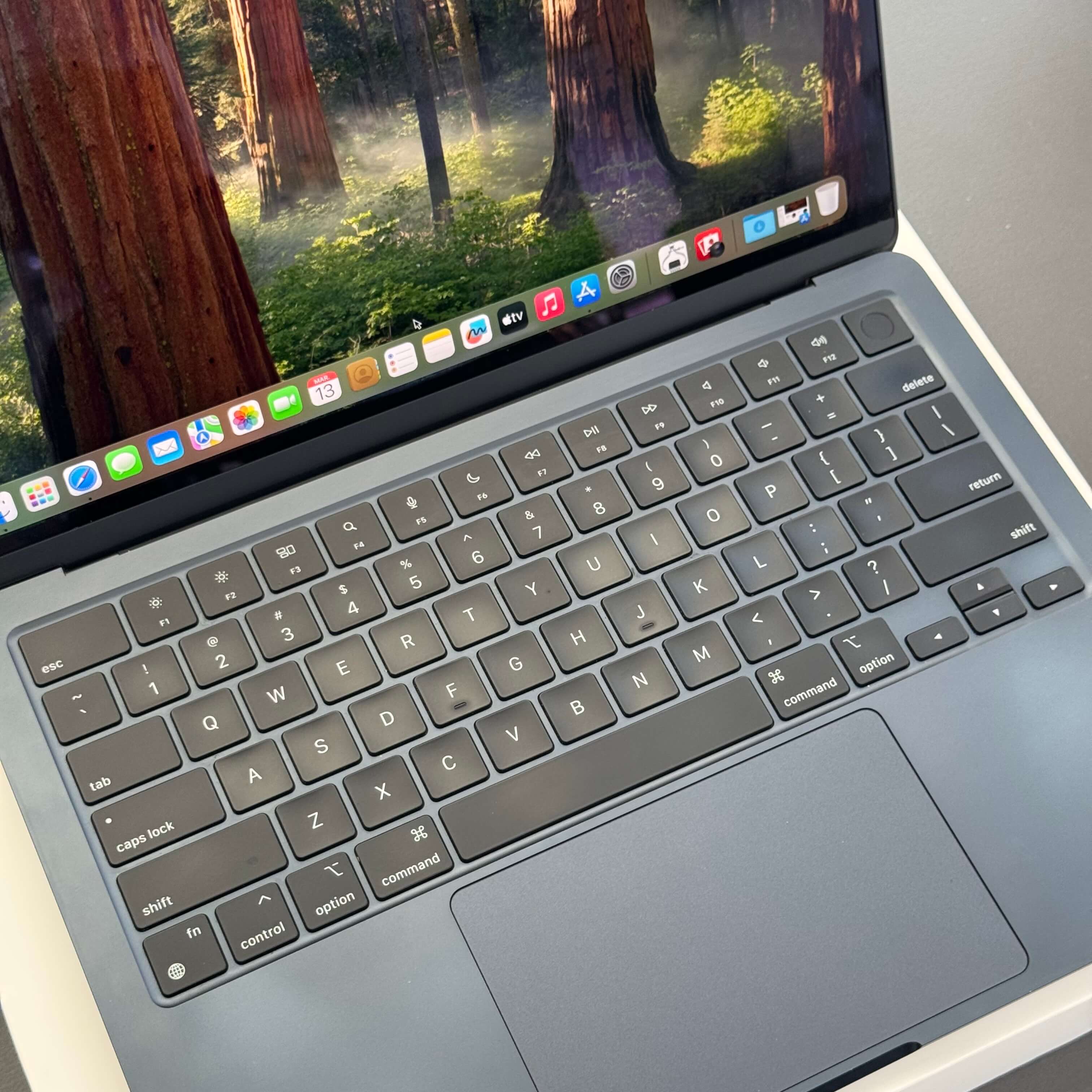 MacBook Air M2 13” – 8GB RAM – 256GB SSD - Saúde de bateria: 🔋86% - Midnight - (SEMINOVO) - Image 7