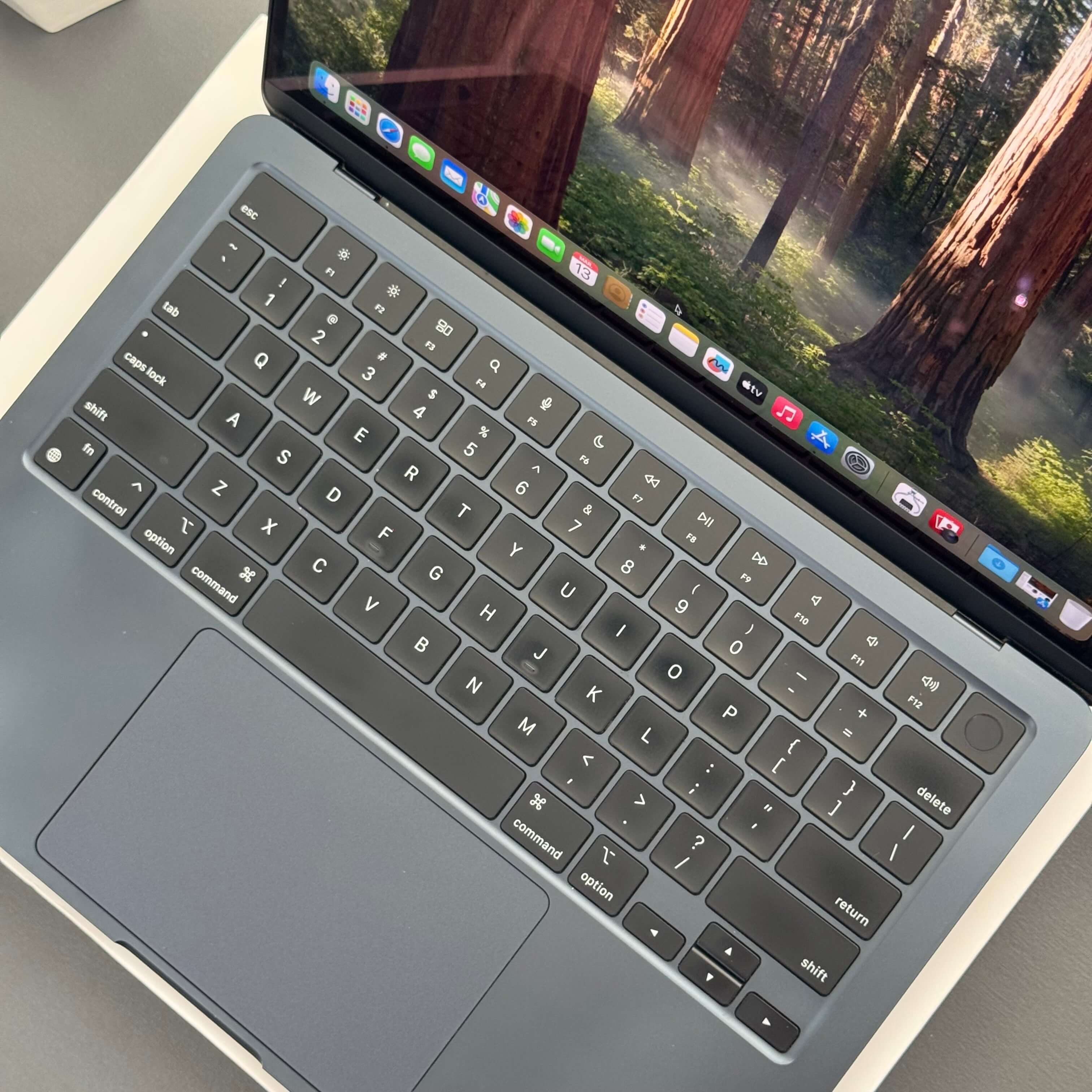 MacBook Air M2 13” – 8GB RAM – 256GB SSD - Saúde de bateria: 🔋86% - Midnight - (SEMINOVO) - Image 8