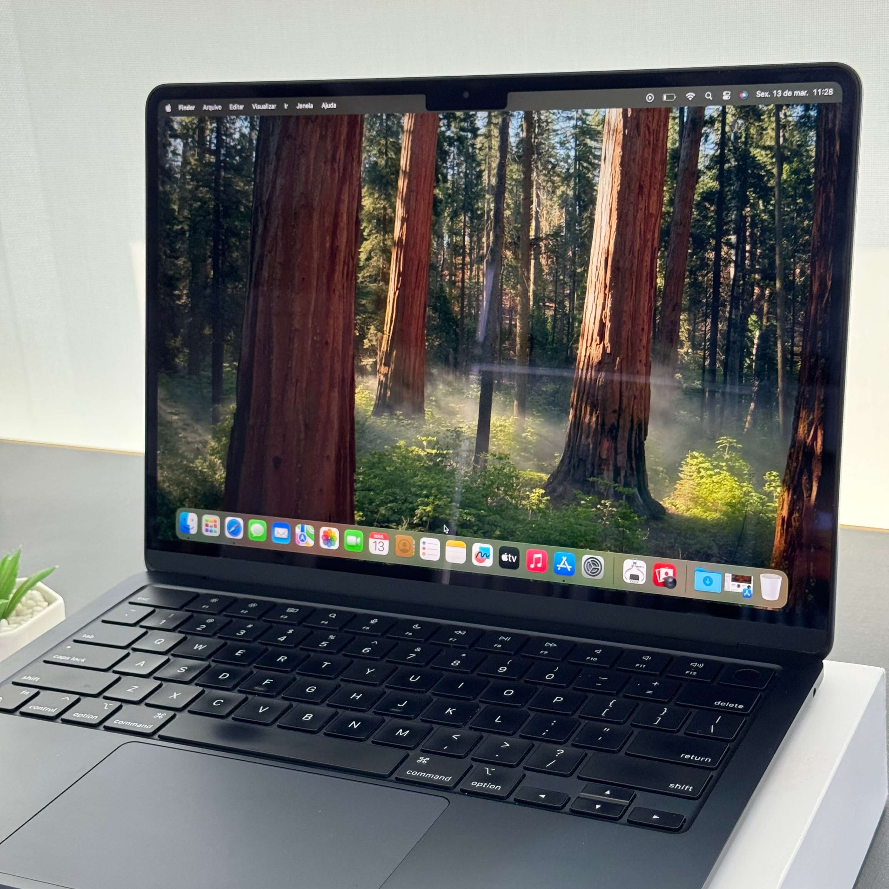 MacBook Air M2 13” – 8GB RAM – 256GB SSD - Saúde de bateria: 🔋86% - Midnight - (SEMINOVO) - Image 9