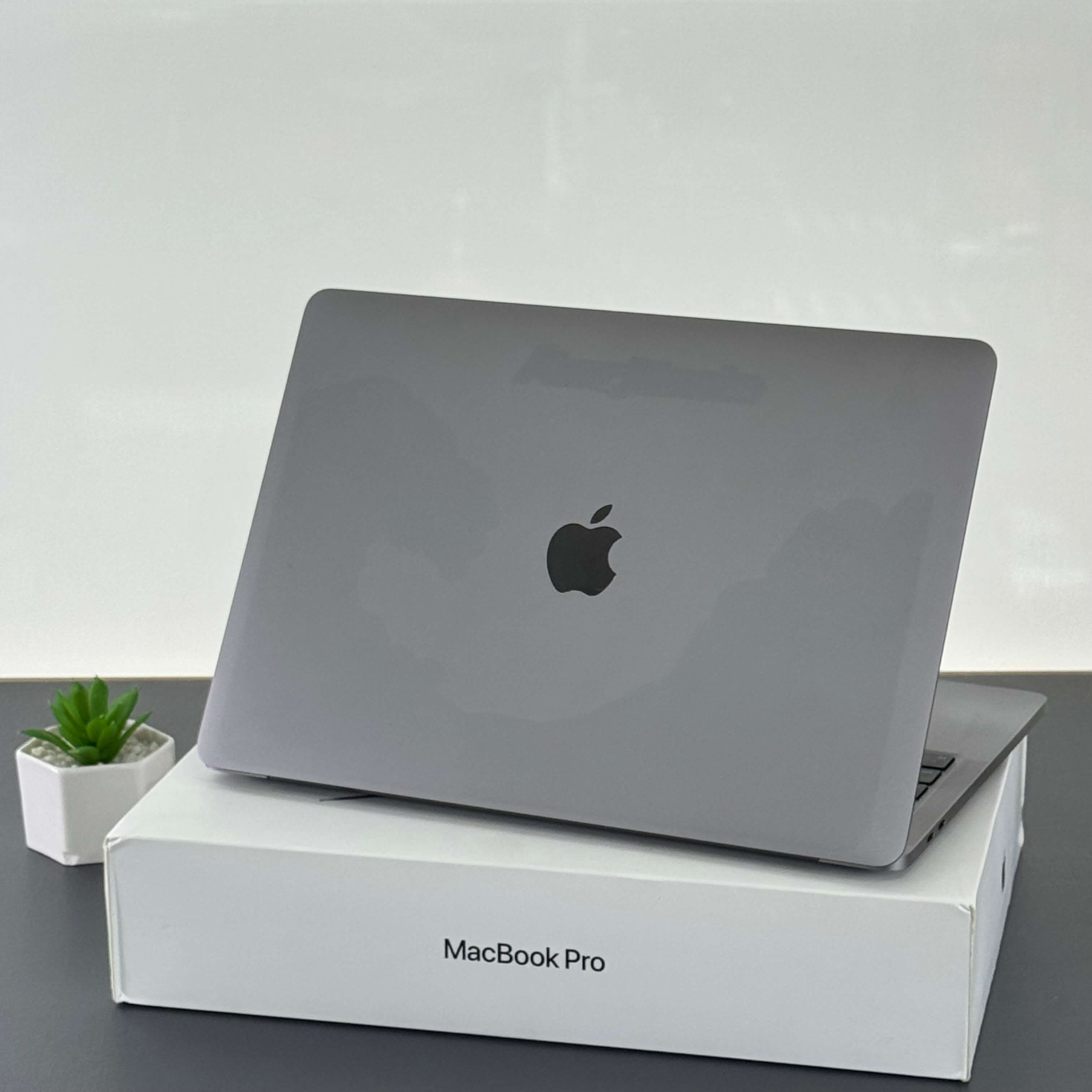 Macbook Pro 2020 13" Intel Core i5 16GB Ram 512GB SSD - Cor Cinza Espacial - (SEMINOVO) - Image 2