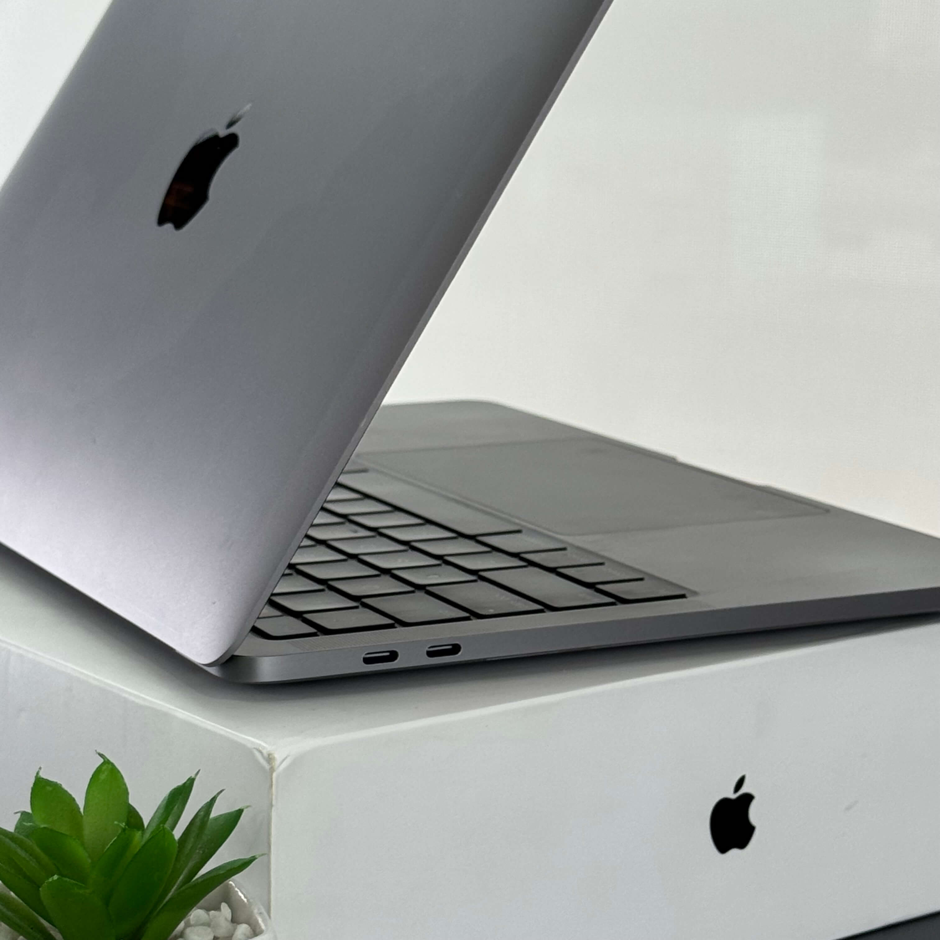 Macbook Pro 2020 13" Intel Core i5 16GB Ram 512GB SSD - Cor Cinza Espacial - (SEMINOVO) - Image 4